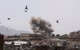 [[ẢNH]: Saudi Arabia ném bom sân bay Sanaa khi Houthi áp sát thành phố chiến lược
