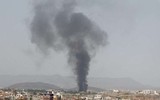 [[ẢNH]: Saudi Arabia ném bom sân bay Sanaa khi Houthi áp sát thành phố chiến lược