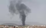 [[ẢNH]: Saudi Arabia ném bom sân bay Sanaa khi Houthi áp sát thành phố chiến lược