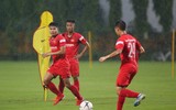 Thầy trò HLV Park ướt sũng 