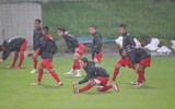 Thầy trò HLV Park ướt sũng 