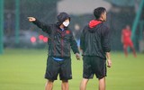 Thầy trò HLV Park ướt sũng 