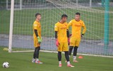 Thầy trò HLV Park ướt sũng 