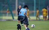 HLV Park gây sốt khi chơi bóng cùng 