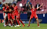 Cầu thủ Bayern Munich rủ nhau cắt trụi lưới sân Ánh sáng