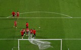 Cầu thủ Bayern Munich rủ nhau cắt trụi lưới sân Ánh sáng