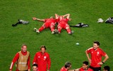 Cầu thủ Bayern Munich rủ nhau cắt trụi lưới sân Ánh sáng