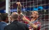 Cầu thủ Bayern Munich rủ nhau cắt trụi lưới sân Ánh sáng