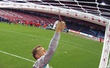 Cầu thủ Bayern Munich rủ nhau cắt trụi lưới sân Ánh sáng
