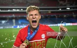 Cầu thủ Bayern Munich rủ nhau cắt trụi lưới sân Ánh sáng