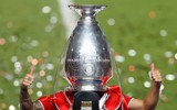 Cầu thủ Bayern Munich rủ nhau cắt trụi lưới sân Ánh sáng