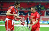 Cầu thủ Bayern Munich rủ nhau cắt trụi lưới sân Ánh sáng