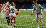 Cầu thủ Bayern Munich rủ nhau cắt trụi lưới sân Ánh sáng