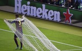 Cầu thủ Bayern Munich rủ nhau cắt trụi lưới sân Ánh sáng