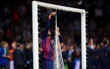 Cầu thủ Bayern Munich rủ nhau cắt trụi lưới sân Ánh sáng