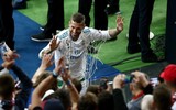 Cầu thủ Bayern Munich rủ nhau cắt trụi lưới sân Ánh sáng
