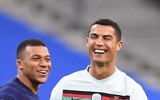 [ẢNH] Ronaldo gây sốt khi cười giòn tan cùng đàn em Mbappe