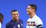 [ẢNH] Ronaldo gây sốt khi cười giòn tan cùng đàn em Mbappe