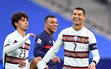 [ẢNH] Ronaldo gây sốt khi cười giòn tan cùng đàn em Mbappe
