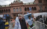 [ẢNH] Bạo loạn xảy ra ở đám tang huyền thoại Diego Maradona