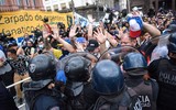 [ẢNH] Bạo loạn xảy ra ở đám tang huyền thoại Diego Maradona