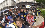 [ẢNH] Bạo loạn xảy ra ở đám tang huyền thoại Diego Maradona