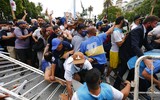 [ẢNH] Bạo loạn xảy ra ở đám tang huyền thoại Diego Maradona