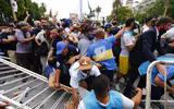 [ẢNH] Bạo loạn xảy ra ở đám tang huyền thoại Diego Maradona