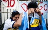 [ẢNH] Người hâm mộ khóc cạn nước mắt tiếc thương Maradona