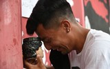 [ẢNH] Người hâm mộ khóc cạn nước mắt tiếc thương Maradona
