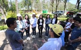 [ẢNH] HLV Kiatisak tươi rói bên Hoa hậu Việt Nam