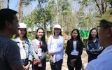 [ẢNH] HLV Kiatisak tươi rói bên Hoa hậu Việt Nam