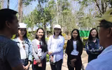 [ẢNH] HLV Kiatisak tươi rói bên Hoa hậu Việt Nam