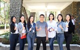 [ẢNH] HLV Kiatisak tươi rói bên Hoa hậu Việt Nam