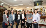 [ẢNH] HLV Kiatisak tươi rói bên Hoa hậu Việt Nam