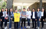 [ẢNH] HLV Kiatisak tươi rói bên Hoa hậu Việt Nam