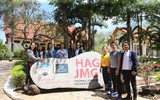 [ẢNH] HLV Kiatisak tươi rói bên Hoa hậu Việt Nam