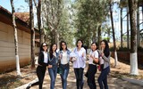[ẢNH] HLV Kiatisak tươi rói bên Hoa hậu Việt Nam