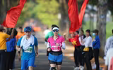 [ẢNH] Những người đẹp 'tỏa sáng' trên đường chạy Pleiku