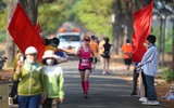 [ẢNH] Những người đẹp 'tỏa sáng' trên đường chạy Pleiku
