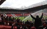 [ẢNH] CĐV quá khích làm loạn sân Old Trafford trước đại chiến M.U - Liverpool