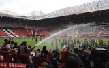 [ẢNH] CĐV quá khích làm loạn sân Old Trafford trước đại chiến M.U - Liverpool
