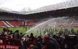 [ẢNH] CĐV quá khích làm loạn sân Old Trafford trước đại chiến M.U - Liverpool