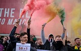 [ẢNH] CĐV quá khích làm loạn sân Old Trafford trước đại chiến M.U - Liverpool