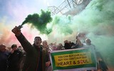 [ẢNH] CĐV quá khích làm loạn sân Old Trafford trước đại chiến M.U - Liverpool