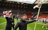 [ẢNH] CĐV quá khích làm loạn sân Old Trafford trước đại chiến M.U - Liverpool