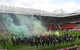 [ẢNH] CĐV quá khích làm loạn sân Old Trafford trước đại chiến M.U - Liverpool