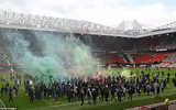 [ẢNH] CĐV quá khích làm loạn sân Old Trafford trước đại chiến M.U - Liverpool