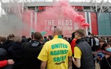 [ẢNH] CĐV quá khích làm loạn sân Old Trafford trước đại chiến M.U - Liverpool