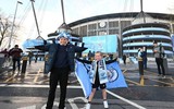 [ẢNH] CĐV Man City trắng đêm ăn mừng vô địch Ngoại hạng Anh